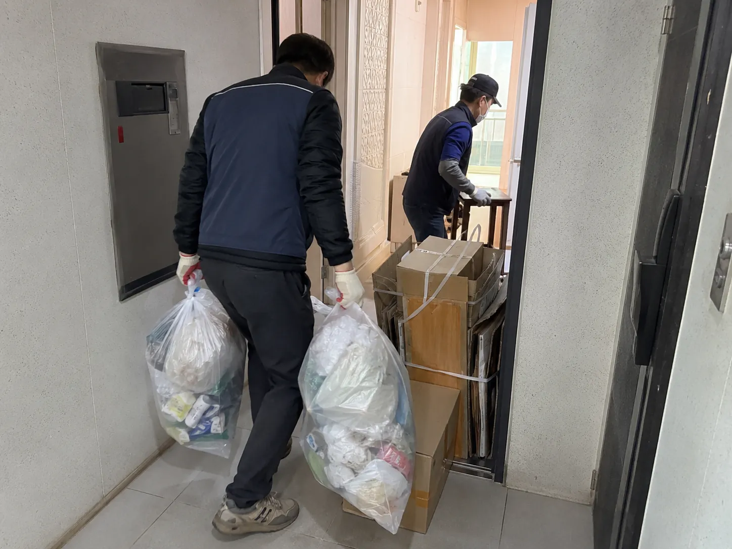 폐기물 반출 동선을 보양하는 작업 현장